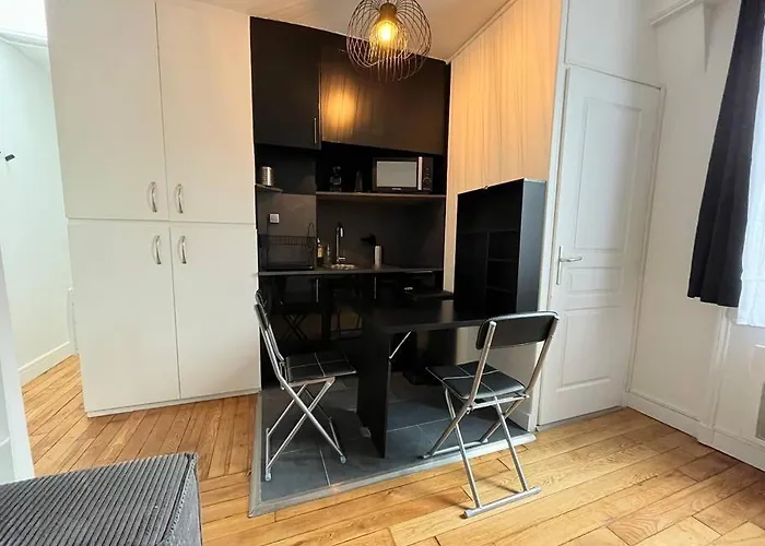Apartament Typical Parisian Paryż