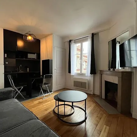 Typical Parisian Апартаменты Париж